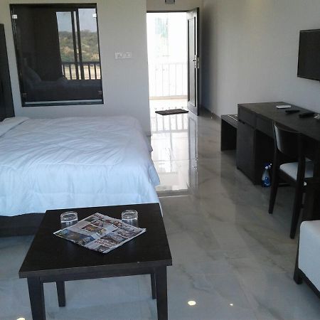 The Meera Hotel Derol Exterior foto